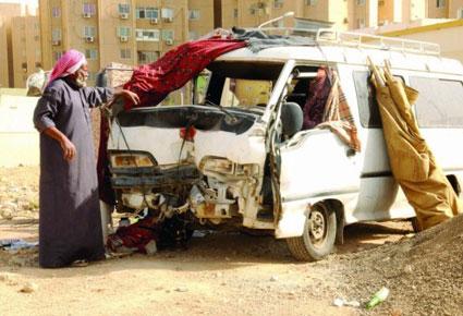 سعودي يعيش في سيارته وعائلته لعدم قدرته على استئجار منزل